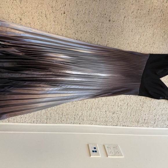 Betsy & Adam size 4 GUC Red Pleated V-Neck Maxi Dress- seee full description - Picture 15 of 16